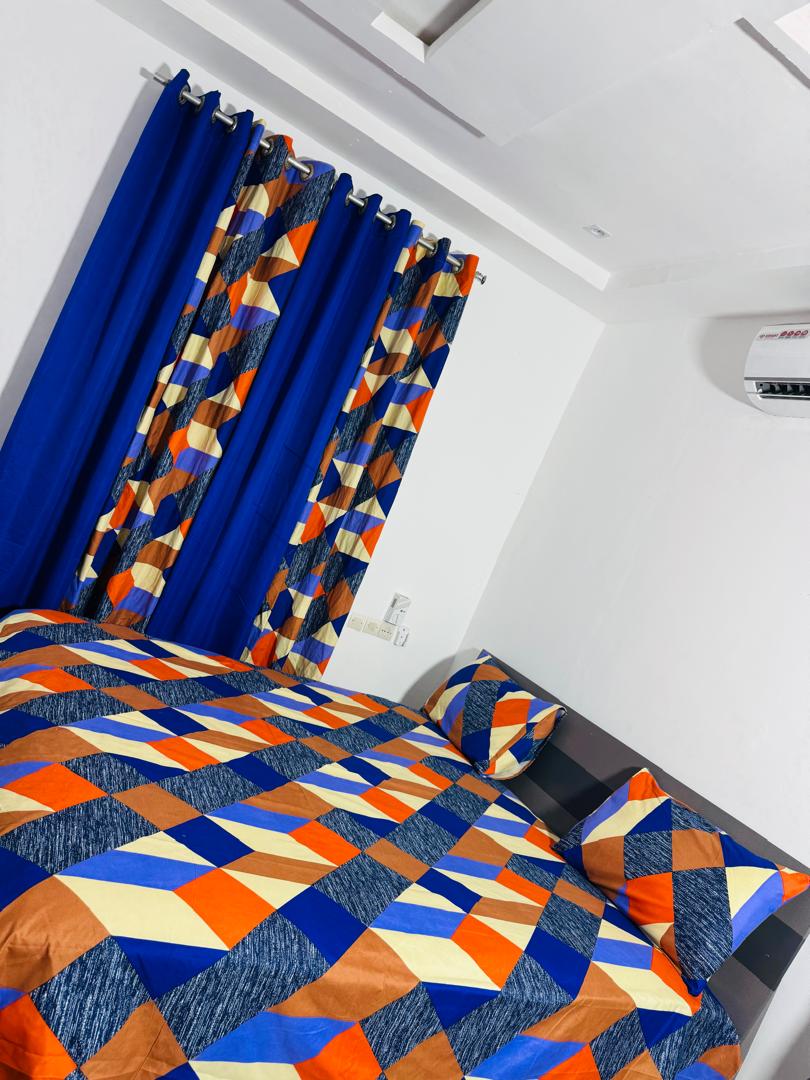 Parure de lit complète avec rideaux assortis, motif géométrique moderne