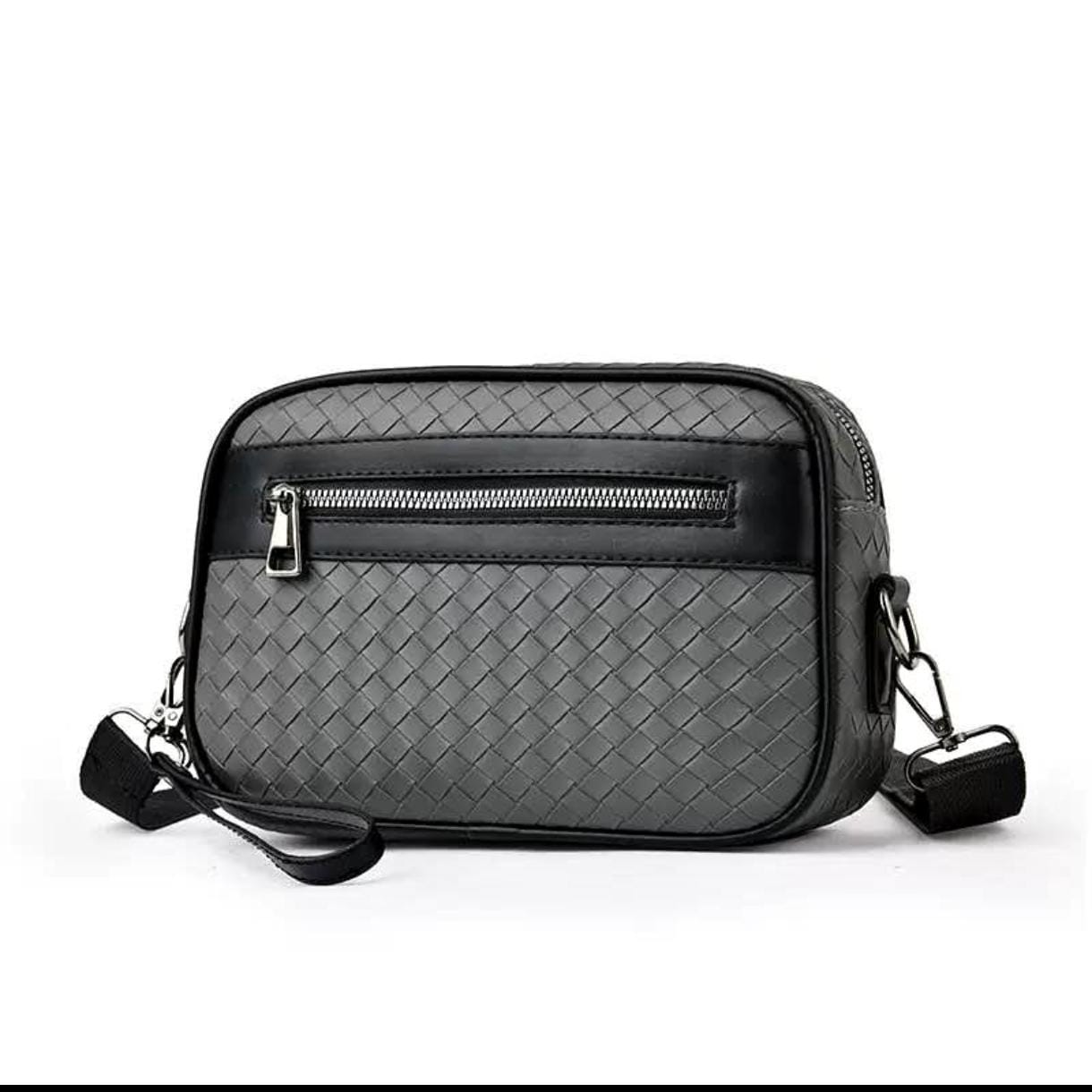 Sacoche bandoulière noire pour homme et femme, design tressé élégant avec fermeture zippée.